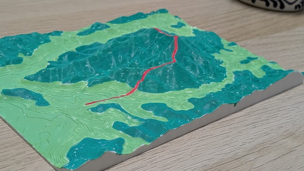 着色された立体地図モデル